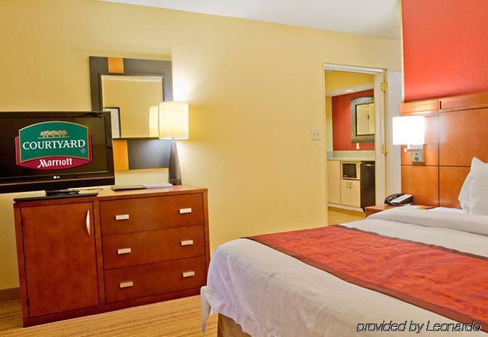 Courtyard Charlotte Airport North Hotel Стая снимка