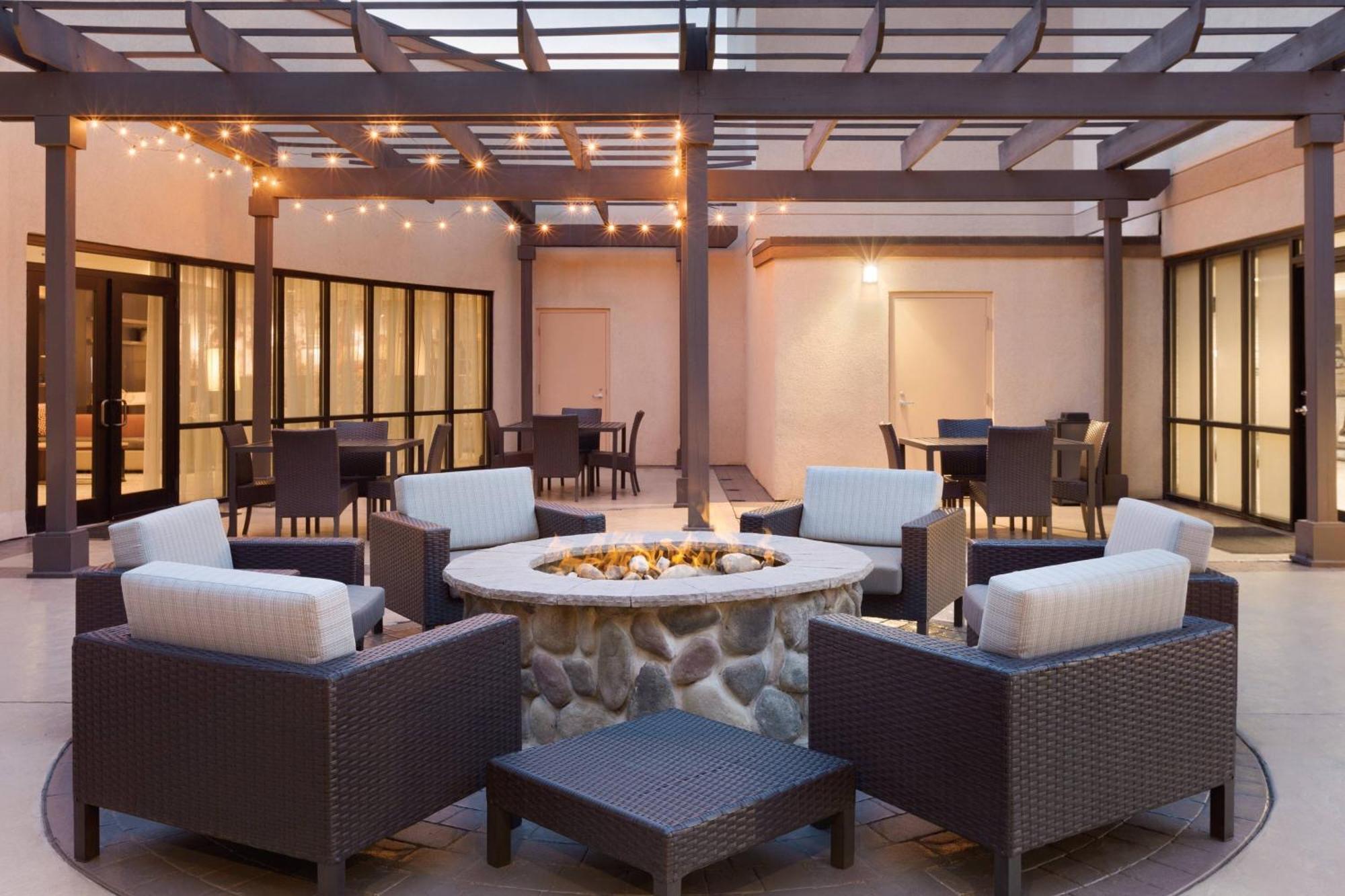 Courtyard Charlotte Airport North Hotel Екстериор снимка